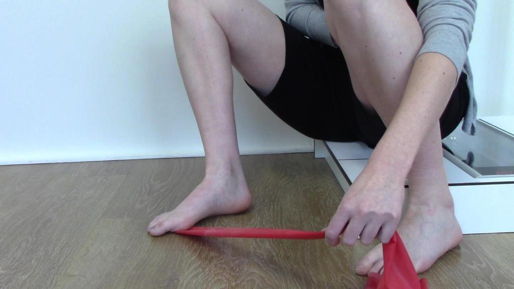 Oefening 5 Stabilisatie 1 e straal Uitgangspositie is zitten, met gebogen knie en voeten plat op de grond.