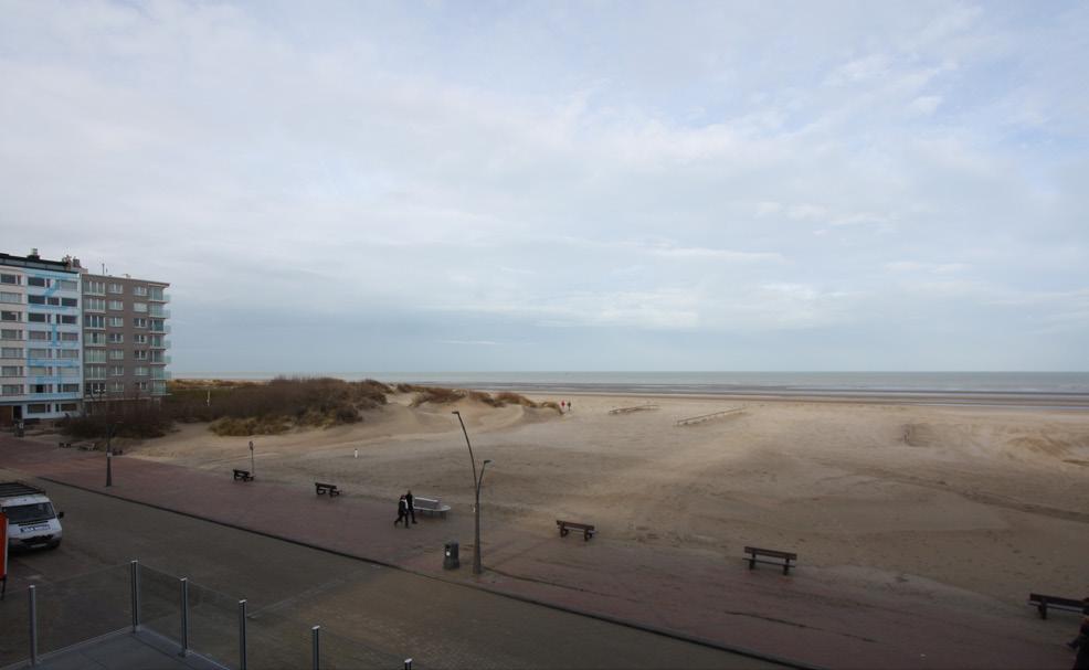 lange inkomhal met vestiaire, heel ruime woon- en eetkamer met een prachtig panoramisch