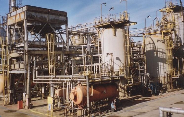1 1 atmosferische destillatiefabriek (1) ρ kerosine = 00 kg/m³ ρ ruwe olie = 900 kg/m³ 1 vat olie = 0,159 m³ ruwe olie ofwel 0,159.