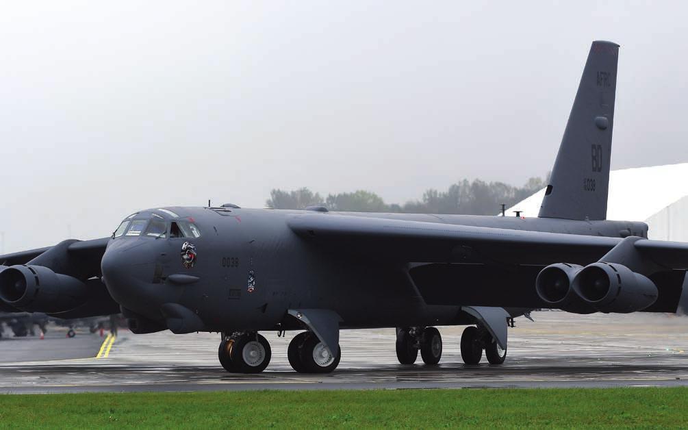 B-1B 85-0089 in de regen op weg terug naar RAF Fairford, en na een overnachting, verder naar Dyess AFB, Texas [19 september 2016, Henk de Ridder]