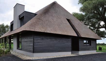 De zwarte planken aan de buitenkant zijn van eikenhout en het riet op het dak komt uit de kop van Overijssel.
