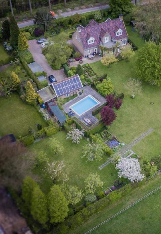 Beschrijving Wonen als een vorst is hier met recht van toepassing! Deze in 1994 gebouwde landelijk gelegen villa is gesitueerd op een perceel van maar liefs 3.880 m².
