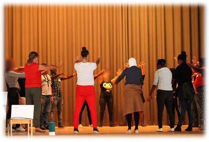 3.1 Share a move met Shura De workshop dans, genaamd Share a move, werd verzorgd door Shura op het podium van de theaterzaal.