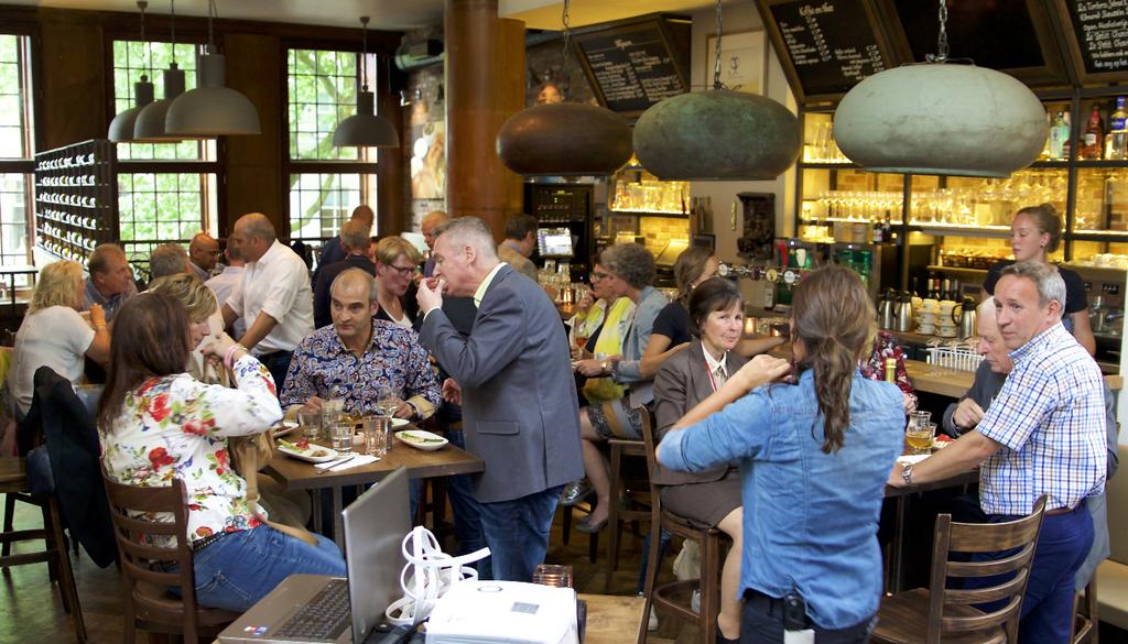 Dineren Walking Dinner Wij kunnen tevens een Walking Dinner organiseren. Wij serveren in meerdere rondes verschillende gerechten die staand aan hoge tafels gegeten kunnen worden.