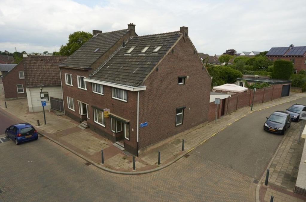 Ligging en indeling Begane grond: Entree/ hal met toegang tot de keuken, de 1e verdieping en de meterkast.