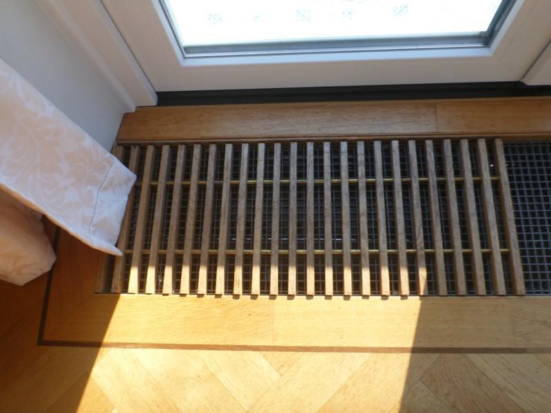 Ouderwetse convectorbak verbeteren De in de vloer verzonken bak voor de verwarmingsradiator Aanpassingen voor verminderd warmteverlies naar buiten en een hoger warmteafgifte rendement.