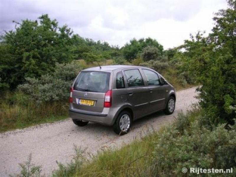 Slot Met een lengte van circa vier meter zit de Idea net tussen de Punto en de Stilo in. Het is een wagen die veel binnenruimte biedt voor deze 4 meter en een zeer verrassend weggedrag er op nahoudt.