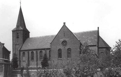 Onze kerk. Rond 0 denkt pastoor Jacobs aan het bouwen van een nieuwe kerk. De stenen zijn al gekocht maar men kan het niet eens worden over de plaatst waar ze gebouwd moet worden.