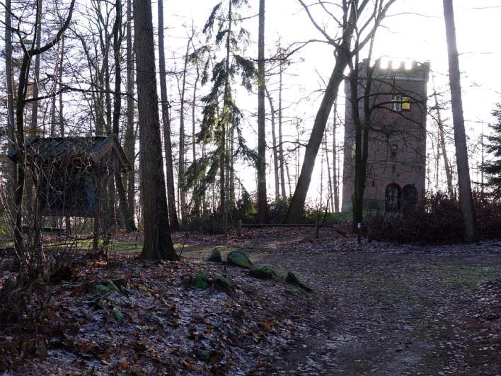 Brede tunnel Doordat de karren in de onverharde grond vaak moesten zoeken naar het best begaanbare tracé, ontstond in de loop van de tijd een brede bundel van sporen.