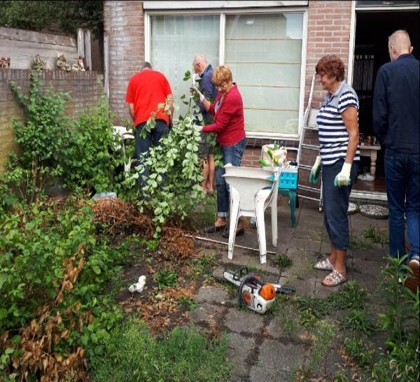 De eerste tuin was compleet overwoekerd dus daar ging Ron v Kampen met een bosmaaier doorheen waarna de vrijwilligers alles in zakken konden doen en het tuinafval afgevoerd kon worden.