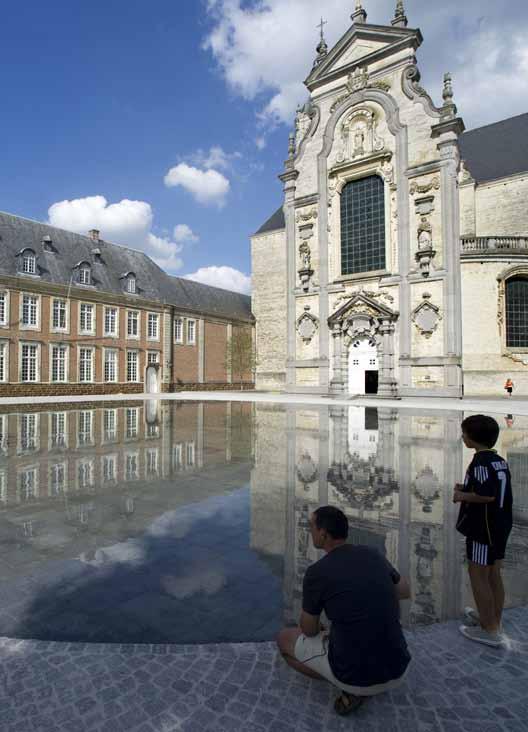 Bron : Averbode Abbey Square, Scherpenheuvel-Zichem, Belgium Een spiegelvijver (1cm