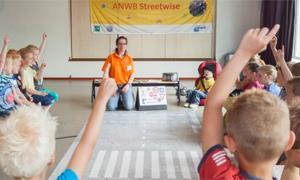 Om kinderen al op de basisschool beter te leren omgaan met het drukke verkeer, heeft de ANWB het programma Streetwise ontwikkeld.