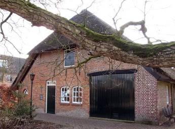 Het complex bestaat uit een boerderij van het landgeveltype die dateert van 1870, een Vlaamse schuur die nog goed intact is en een perceel grond van circa 1 ha.