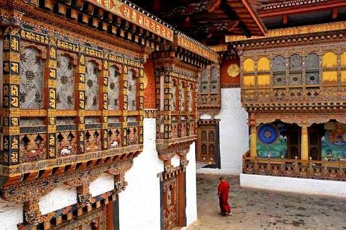 Thimpu. Aan de oever van de Wang Chu-rivier ligt de grootste dzong (kloosterburcht) van Bhutan, de Tashi Cho Dzong. Het is een van de mooiste dzong s van het land.
