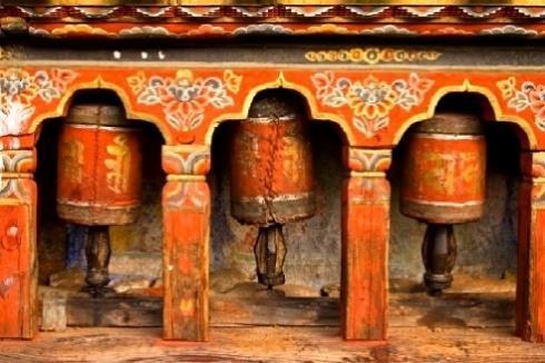 bijna verlaten handelsdorpje Duksum, ligt Gom Kora: een klein tempeltje met een knalgeel dak. In de tempel vind je mooie oude fresco s.