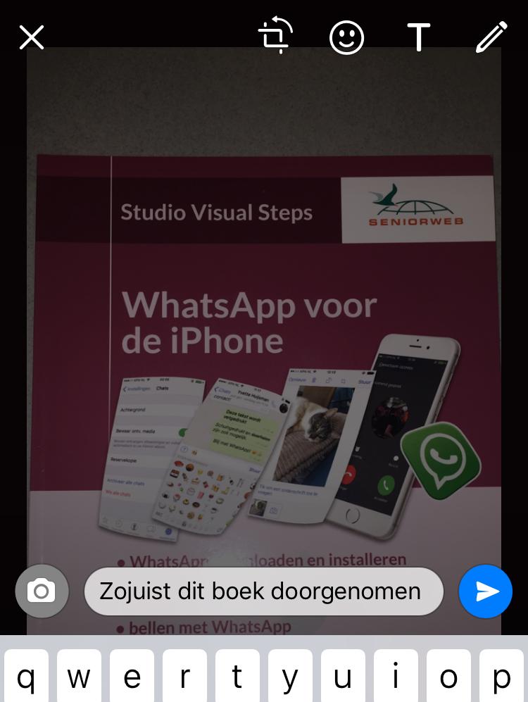 WhatsApp voor de iphone 13 Indien gewenst voegt u nog een sticker, emoji, tekst of tekening aan de foto toe of snijdt u de afbeelding bij via de knoppen rechtsboven in het scherm.