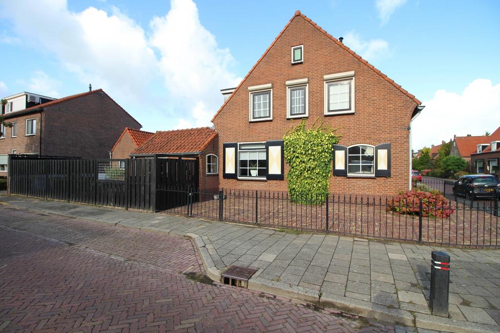 Type woning: Twee-onder-een-kap woning Bouwjaar: 1956 Aantal kamers: 5 Aantal