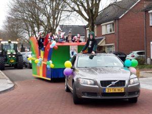 Ook zijn er gaten in de ramen aangetroffen en is geprobeerd de parasol van Kinderopvang Humanitas in brand te steken.