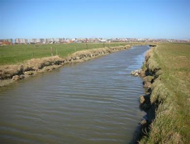 Watervoorziening uit waterlopen De Waterloop als bron van water Groot volume aan water beschikbaar. Maar.