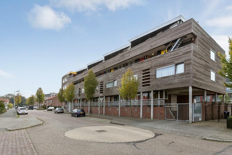 berging. De woonoppervlakte bedraagt ca. 58m². De woning ligt in de Aawijk, op een centrale en daardoor gunstige locatie.