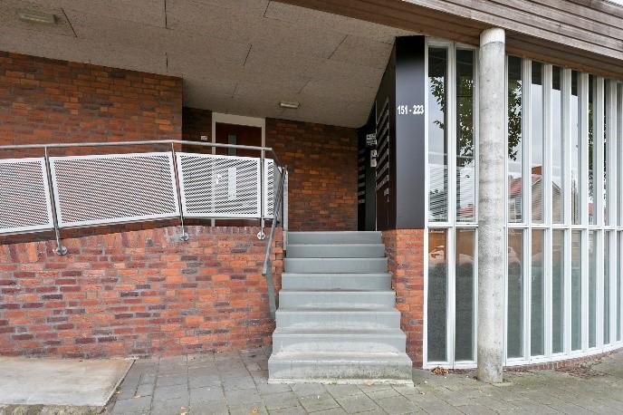 Ook de bereikbaarheid en parkeergelegenheid zijn goed te noemen, zo is er voldoende parkeergelegenheid in de straat en ligt de woning dichtbij uitvalswegen naar de centrale