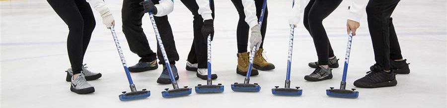 INITIATIE CURLING ZONDAG 14 OKTOBER 2018 Curling is een precisiesport die op ijs wordt gespeeld met zware stenen en waarbij een borstel een heel belangrijke rol speelt.