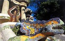 28 Parc Güell Je vindt er een gekke en leuke collectie paviljoenen, trappen, mozaïekdieren, felle kleuren...: Gaudí op zijn best!