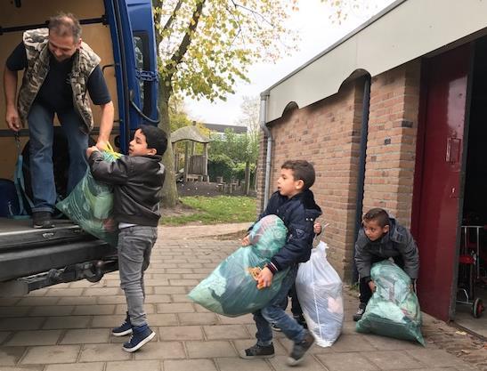 Wie we ook willen bedanken, zijn die harde werkers die iedere keer de kleding verzamelen en inladen. Deze spierballen kunnen we goed gebruiken!