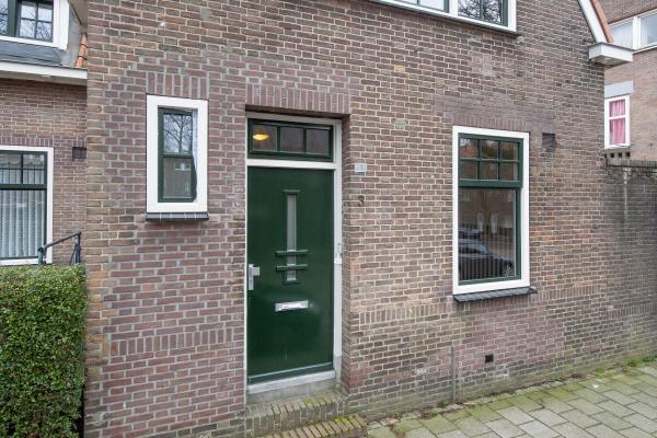 Eerste etage: Overloop met toegang tot drie kamers en badkamer met douche en wastafelmeubel en WM-aansluiting uitgevoerd met