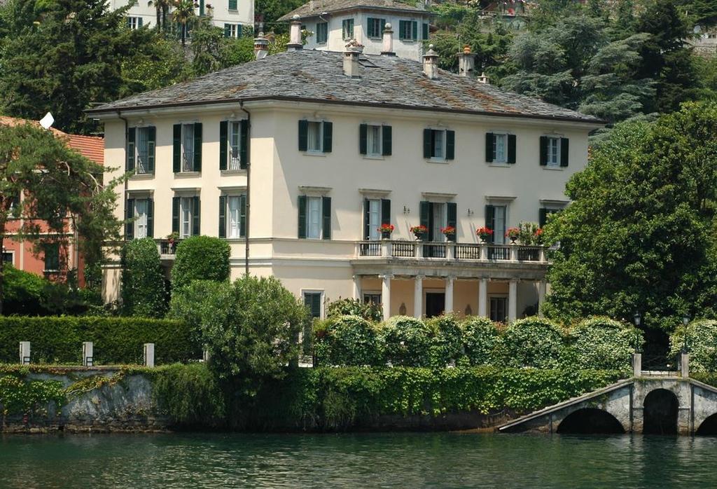 Direct aan het Comomeer in Laglio staat Villa Oleandra, deze fraaie villa uit de 19e eeuw heeft een smalle tuin die langs het meer loopt.