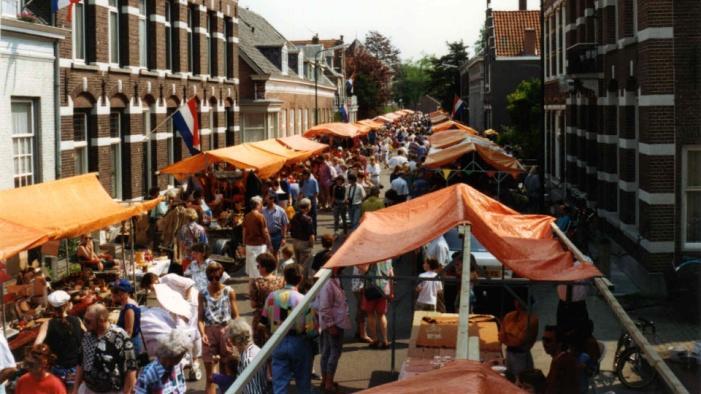 Dinsdag 23 april Fruit; De kinderen mogen zelf een kan verse sinaasappelsap maken en opdrinken. En stukjes fruit erbij eten.