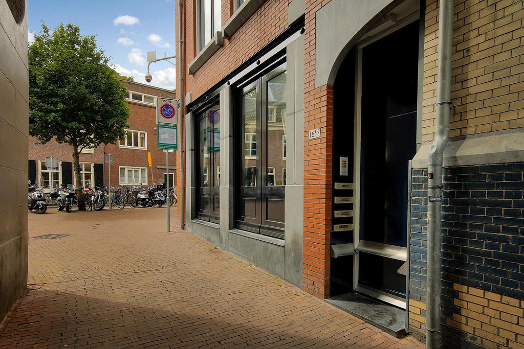 Altijd al uw eigen rustpunt mídden in het gezellige oude centrum van Amsterdam willen hebben? Dan is dit uw kans!