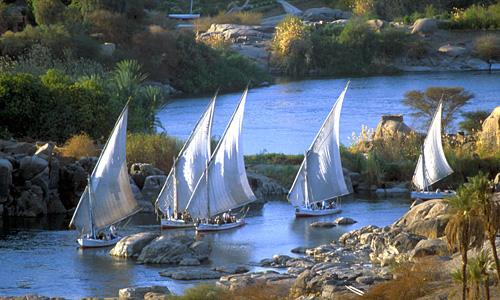 Aswan in de jaren 60 heeft het grootste stuwmeer ter wereld gevormd: het Nassermeer. Dit meer is ruim 500 km lang, waarvan 370 km in Egypte. De breedte varieert van 10 tot 25 km.