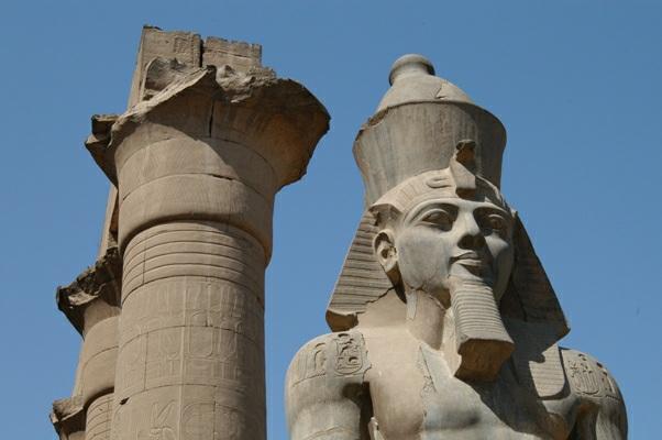 schilderingen en reliëfs. Indrukwekkend en mooi tegen de rotswand gelegen is de aan Hatsjepsoet gewijde tempel van Deir el Bahari.