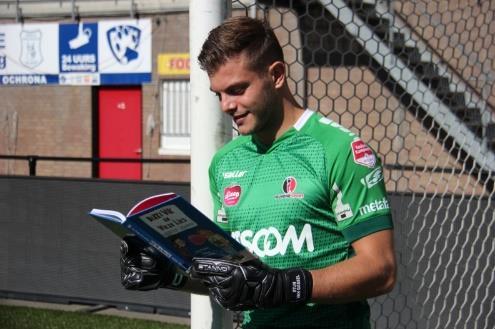 Ze droeg een voetbalshirt van Helmond Sport, had een bal en een grote doos met leuke leesboeken.