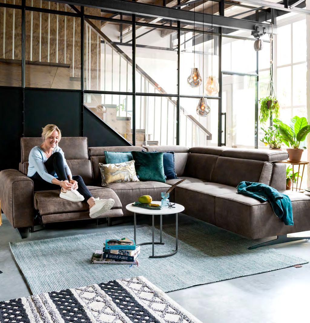 N P R O F I T E E R VA v e r le id e li jk e KO RT I N G E AC T I ES KIJK VOOR ALL O N.CO M O P W W W. X O O XL COMFORTSOFA TORBAY 3-Zits + ottomane met verstelbare hoofdsteunen, inclusief designpoot.