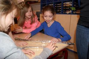 Op vier vrijdagen wordt er door eigen muzikanten les gegeven in de groepen 5, met het doel kinderen kennis te laten maken met de diversiteit aan muziekinstrumenten.