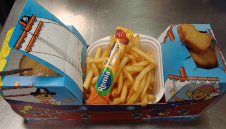 Voor alle kinderen tot 12 jaar Kinder frites met frikandel, kroket of kipnuggets 6,00 leuke auto of ander model (nu tijdelijk een piratenboot) met een beetje patat, appelmoes en mayonnaise IJskaart