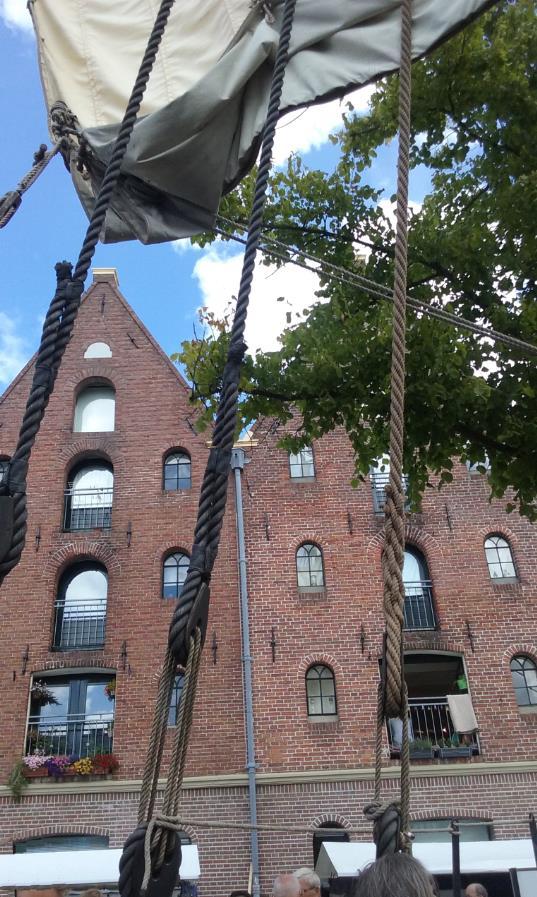 DE KOGGE UIT KAMPEN Afgelopen weekend bezocht een aantal oude schepen de historische haven van Groningen aan het Hooge der Aa.