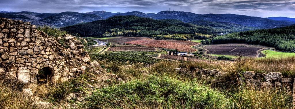 Buiten markeert een afgesloten tunnel de plaats waar vroeger de oude spoorweg van Israël naar Libanon stond. Diner en overnachting in kibboets Shaar Hagolan.