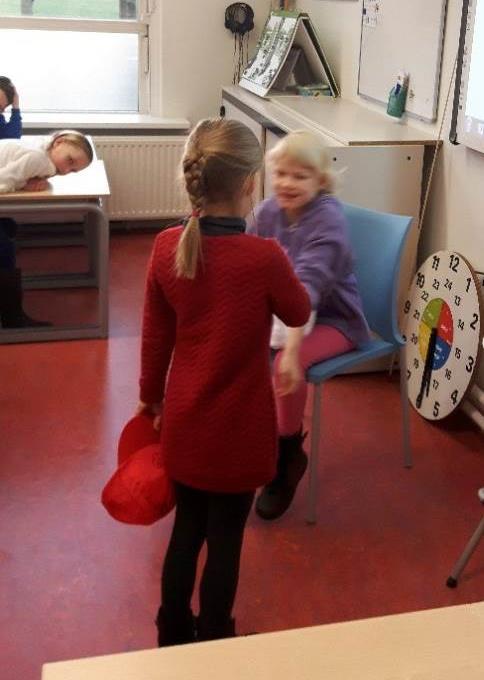 Dit kan een rollenspel zijn, maar ook een vertrouwensoefening vinden de kinderen erg leuk om te doen. Vorige week was het doel van de activiteiten: maatjes opzoeken.