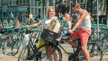 De voetgangerszone van de Carrer Nou, die men bereikt vanaf het Gemeentehuis, is één van de drukste delen van de stad.