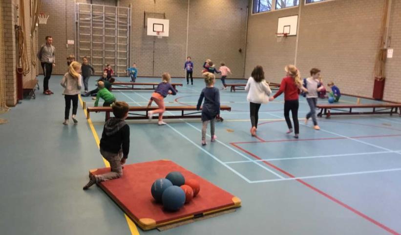 het vieren van belangrijke gebeurtenissen; verjaardag, het krijgen van een broertje of zusje, feestdagen, afscheid van de groep, enz; praten over activiteiten en gebeurtenissen in de groep;