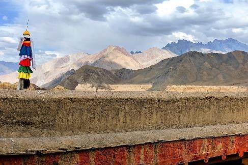 Je kunt het bezichtigen als je, met de klok mee, over alle verdiepingen van de Kumbum loopt. In de middag ga je op weg naar Shigatse. De rit gaat door het grootste landbouwgebied van Tibet.