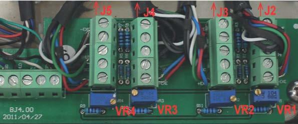 Justeren op de analoogplaat De weegcel J2 wordt met behulp van de twee potentiometers VR1 gejusteerd. De weegcel J3 wordt met behulp van de potentiometers VR2 gejusteerd.