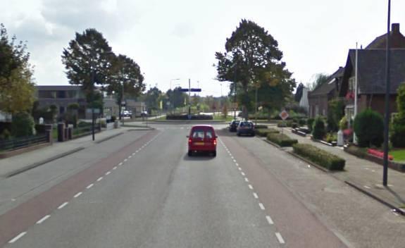 Op de Kruisweg ontbreken dergelijke voorzieningen. De fietser zit hier samen met de auto op een loper.