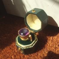 Een gouden ring met amathist De volgende Veiling-markt zal zaterdag 29 september gehouden worden. Daarop zal een gouden Art Deco ring met amethist worden aangeboden.