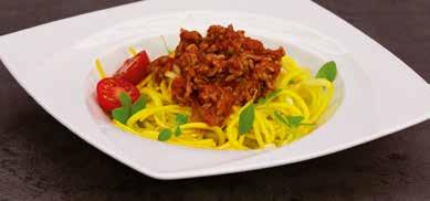 groentebouillon Spaghetti Bolognese uit gele courgette Schil de ui en de wortels en maak er blokjes van met de Livington Slice & Dice. Verhit dan wat olijfolie in een pan.