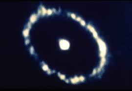 Open vraag VIII ) Het restant van supernova SN 1987A bevindt zich in de Grote Magelhaense Wolk.