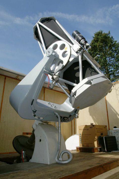 Open vraag II ) Hierboven is een foto te zien van een op afstand bediende optische telescoop in Tsjechië. De diameter van de hoofdspiegel van deze telescoop is 500 mm.